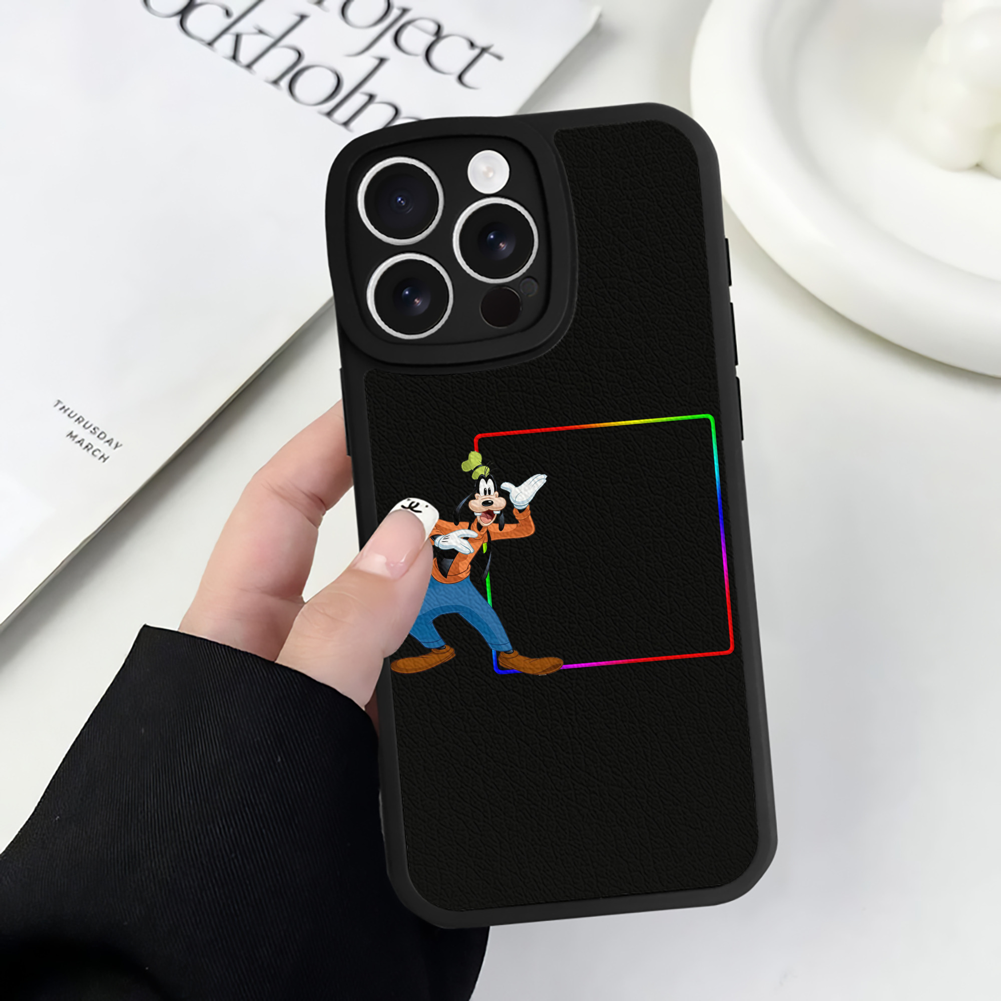 （画像用） ミッキーマウス Mickey Mouse 【iPhone 16シリーズ対応】シリコンスマホケース（レザー調） 材質：シリコン